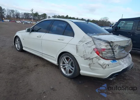 2012 Mercedes-Benz C 250 Luxury/Sport z USA, uszkodzony, nr VIN WDDGF4HB7CA674502